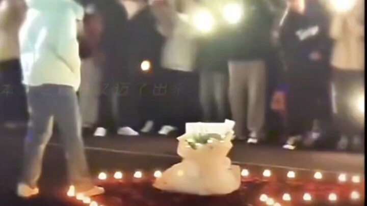 Lùi một bước cũng vì em, tiến thêm một bước cũng vì em.