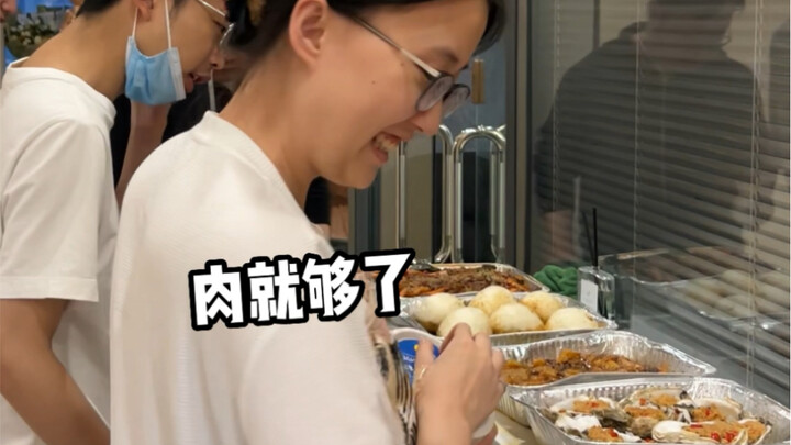 Kalau ingin merebut hati karyawan, mulailah dari perut mereka!