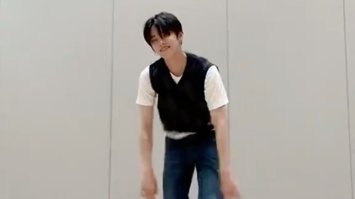 【崔然俊】210802 TikTok How many times did the baby jump! The hand shot is so red