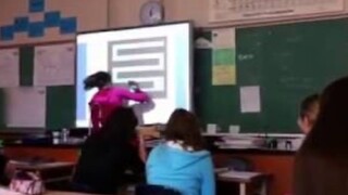 妹子在课上玩恐怖迷宫游戏，最后一秒鬼出来直接吓尿@油兔不二字幕组