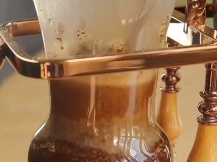 Cái bình pha cà phê này trông khá độc đáo.