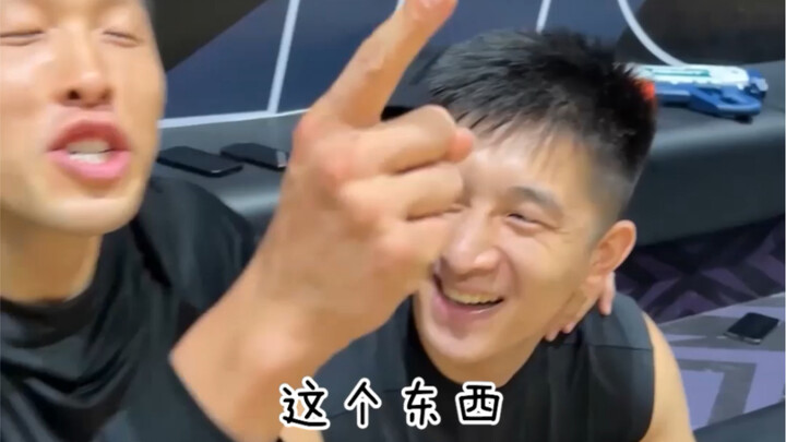 To be honest, after playing so much, my knees are acting up. Zhaoyang still wants to keep going, so 