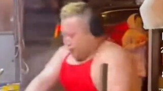 الإنترنت يثير الجدل حول رجل صيني ضخم يقوم بطبخ السوشي على الحديد بينما يرقص، 1 مليون مشاهدة، مستخدمو
