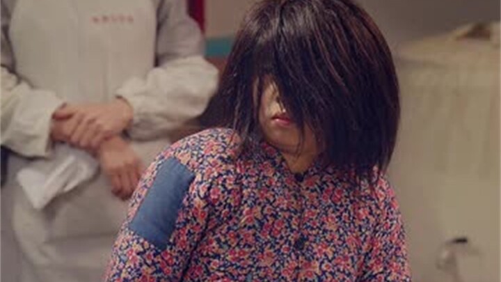 Chú bé ăn xin bị bắt quả tang trộm há cảo, cách xử lý của bà cụ thật ấm lòng!