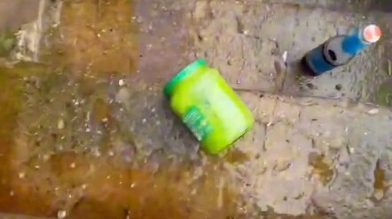 Cuộc thi lăn chai trên cầu thang