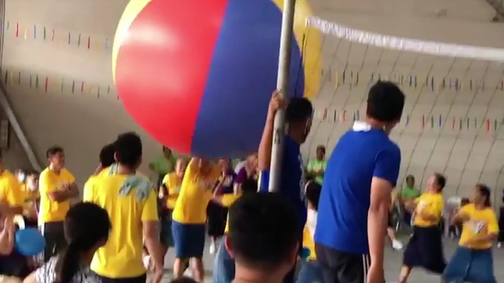 Bola voli besar, seru dan aman, bisa dimainkan banyak orang—tapi nggak bisa smash, sama sekali nggak