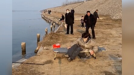 Xin lỗi tôi cười còn tưng bừng hơn cả ông cụ bên cạnh