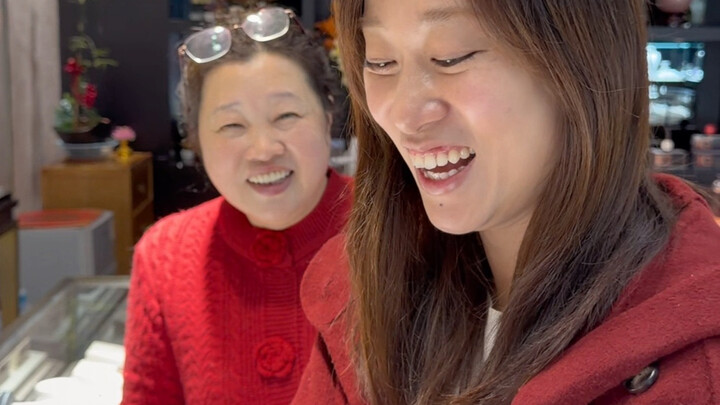 My sister-in-law’s buying me a New Year gift! Come pick out some jewelry with us!