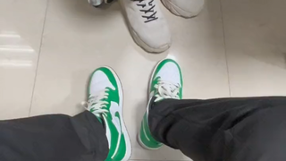 “不给按摩，挠我脚心干嘛😭”