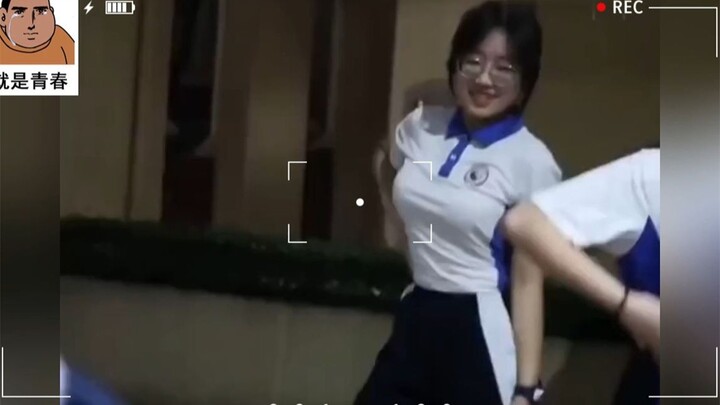 [เครื่องบินบนท้องฟ้าเร็วที่สุด และแว่นตาบนพื้นแย่ที่สุด [นี่คือเยาวชน] สาวแว่นในชุดนักเรียนเซินเจิ้น
