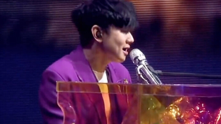 عيناه مليئتان بالاعتراف بعلاقاته الشخصية.