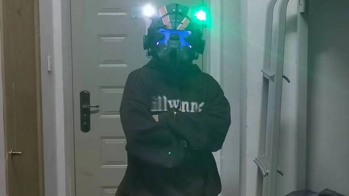 Tự chế mũ giáp Thiết Dục điều khiển bằng giọng nói