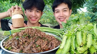 ลาบหมูรสเด็ด แซ่บแบบทางเหนือ พร้อมข้าวเหนียวและผัก