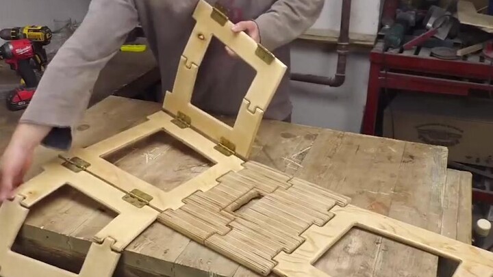 A folding chair made of wooden boards, I couldn’t help giving a thumbs up after reading it, it’s so 