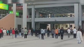 没想到有一天还能在校园里看到男生跳创造营2019主题曲  音乐一响起 将人瞬间拉回那年夏天