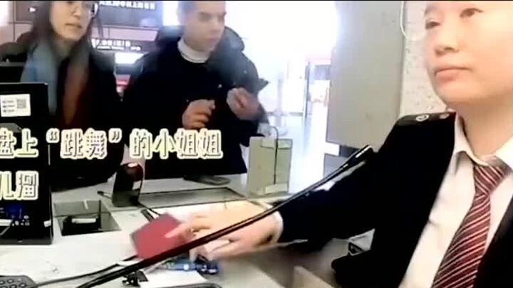 Menari di ujung jari Anda! Saksikan operasi menakjubkan penjual tiket China di Internet!