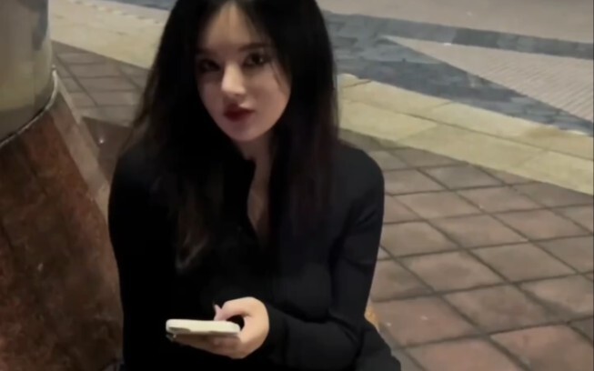 出来捡个烟屁股都被人欺负，什么世道