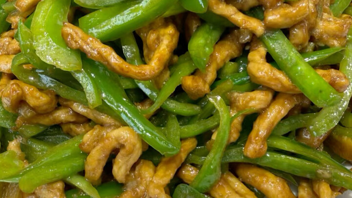 للحصول على شرائح لحم ناعمة وطرية في البيت، مع فلفل أخضر مقرمش ومنقوع بالنكهة تمامًا: المفتاح يكمن في