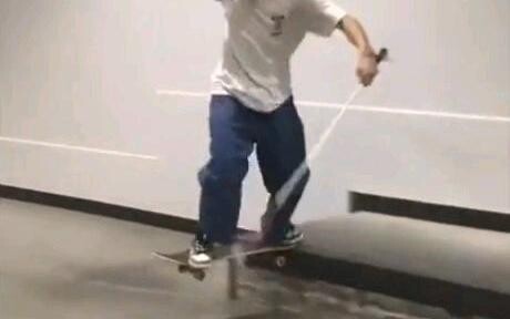 นักสเก็ตบอร์ดตาบอดคนนี้มีทักษะที่น่าทึ่ง