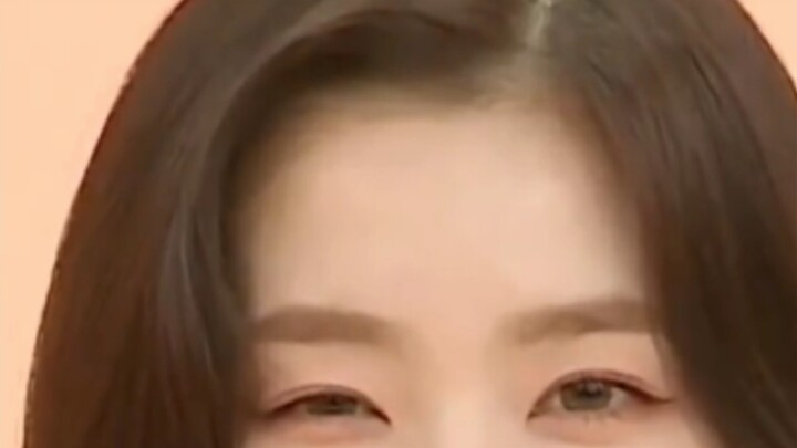 Cô ấy không thể nháy mắt