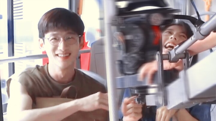 Bai Jingting is a crazy fan of protecting his microphone, right?