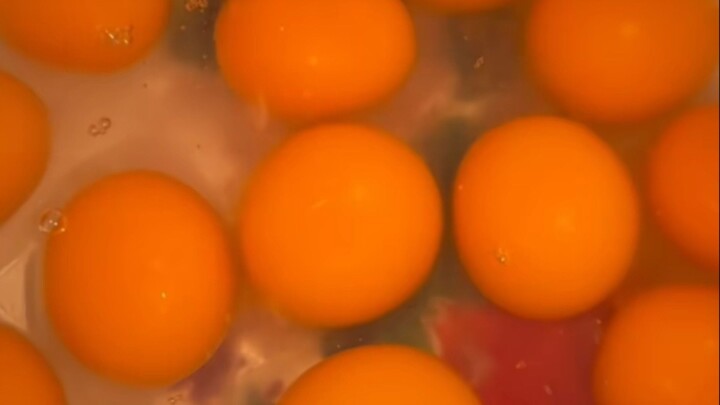 making egg cookies from Mr Biao