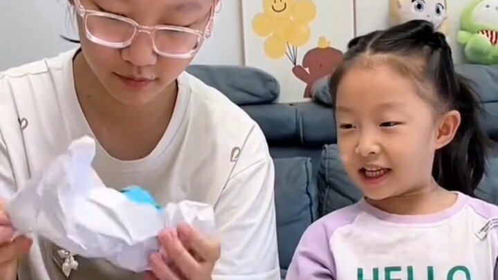 สองหนูน้อยร่วมท้าทายการจับรางวัล