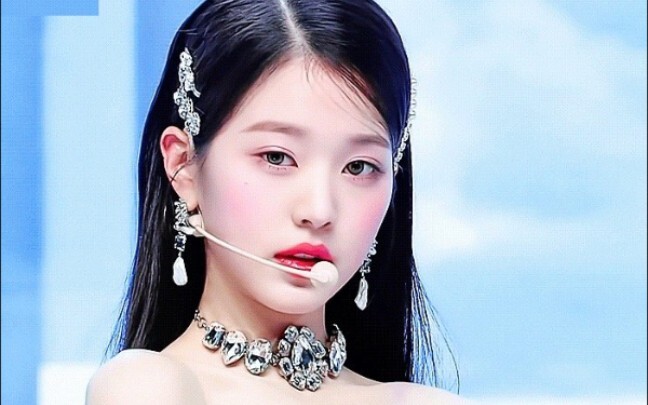 ترتدي حذاء رياضي على المسرح بسبب طولها الزائد—تصوير مباشر بدقة 4K لأداء تشانغ يوان يينغ لأغنية "LOVE