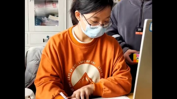 เด็กชายตัวเล็กหยิบลูกบาศก์ของรูบิกมาท้าทายครู แล้วจัดการสับหน้าครูไปเลย!