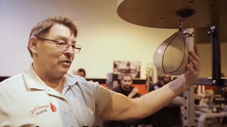 要知道梨球是所有拳击运动员必练的项目，包括泰森阿里，很多拳击运动员都打不好的梨球就这么被科学教授给驯服了，还打出了一首曲子