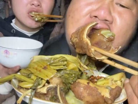 Xiangfu TV: My wife’s everyday life of luxury—plenty of sauerkraut to spare, and the whole family la