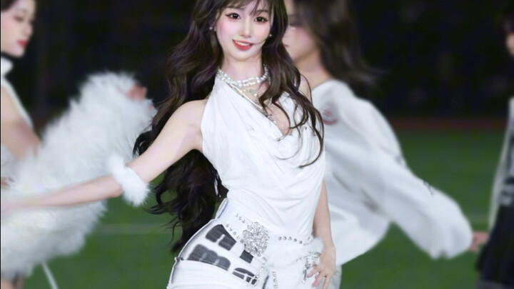 في جامعة الشعب بمقاطعة تونغتشو، رقصت مع الرقصة وقدمت استدارة فائقة الجمال للي رونغشو، مشهورة جدًا