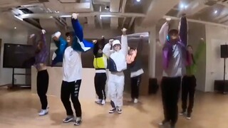 [60 fps] Shocking! Zhang Yixing dances in the SM practice room wearing the same Supreme as Baekhyun