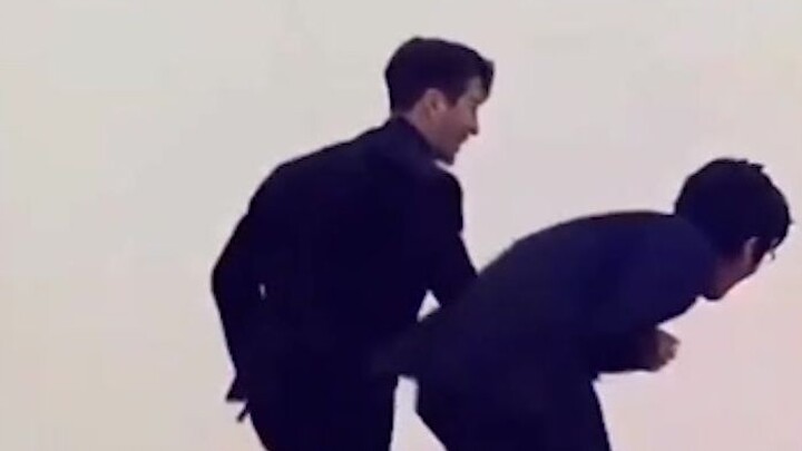 Hilarious! Jackson Wang kept his arm linked with Jing Boran all the way down the red carpet, earning