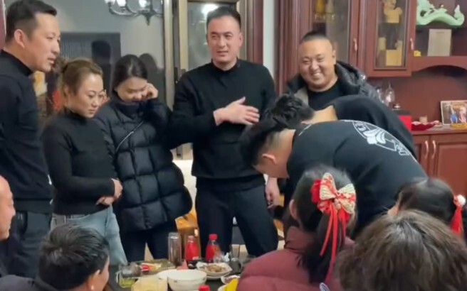 Gia hòa vạn sự hưng, gia bất hòa người ngoài khinh.