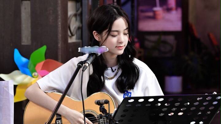 【Ouyang Nana Music】Ouyang Nana's Guitar Performance and Singing of "500 Miles"