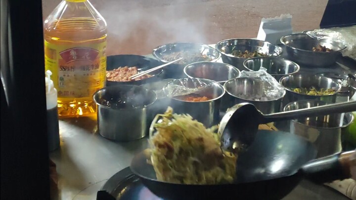 Immersive experience: A day in the life of a post-00s food blogger selling fried rice at a street st