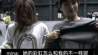 Mina: Tại sao quần áo của Momo là 4D còn của tôi là 2D?