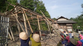 Nhà Chị Ạ câm điếc cô đơn ( T 2 ) | Dân bản đến giúp dỡ nhà cũ mục nát quá  nguy hiểm