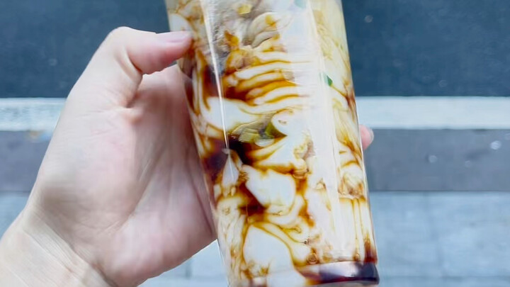 Trà sữa chả cuốn thịt xoài ướp lạnh