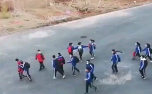 After students returned to school, they crowded together while walking home after class; the princip