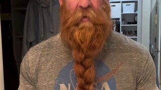 เมื่อคุณมีเคราที่ยาวสุดๆ คุณก็สามารถมีเคราเต็มหน้าพร้อมกับผมหางม้าได้ในเวลาเดียวกันเลย