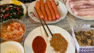 Ini sosis yang agak bertepung. Aku nggak suka makan yang ada dagingnya, walau cuma sedikit!