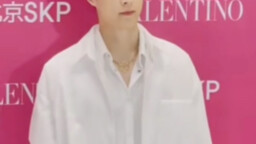 Ketika #ZhangYixing berhadapan dengan lampu kilat Korea
