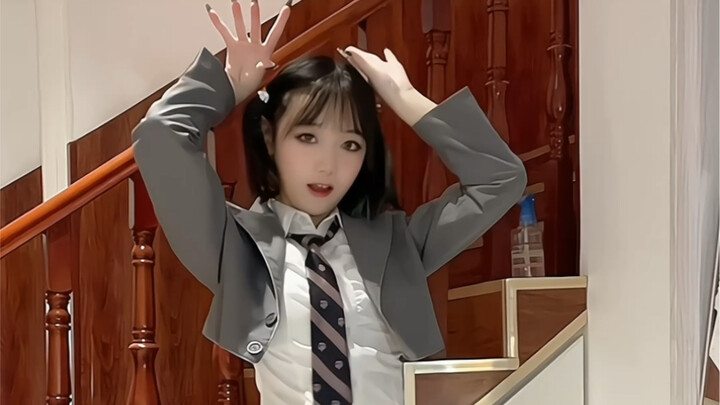 穿制服的小兔子你见过嘛～