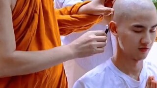 Saya ingin mengumpulkan lebih banyak foto bintang pria Thailand lainnya yang menjadi biksu...