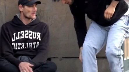 หนุ่มไม่ได้กินอะไรมาหลายวัน ไปขออาหารจากชายเร่ร่อน วิธีที่ชายเร่ร่อนช่วยเหลือทำให้หัวใจอบอุ่นสุดๆ ทั