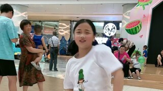 In the hot summer, shopping malls have become our first choice for dancing.