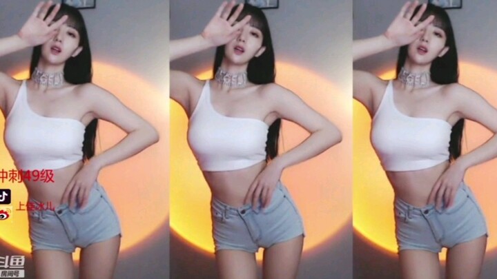 The cool little sister dances online!!