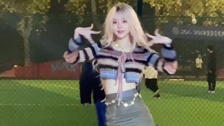 นักศึกษาควรเต้นรำที่สนามกีฬา!